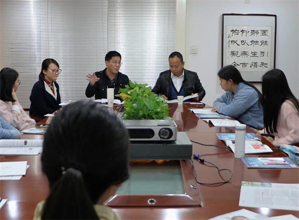 新闻学院组织新生参观企业