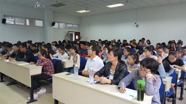 中国作家协会副秘书长、鲁迅文学奖得主王干教授来我校讲学