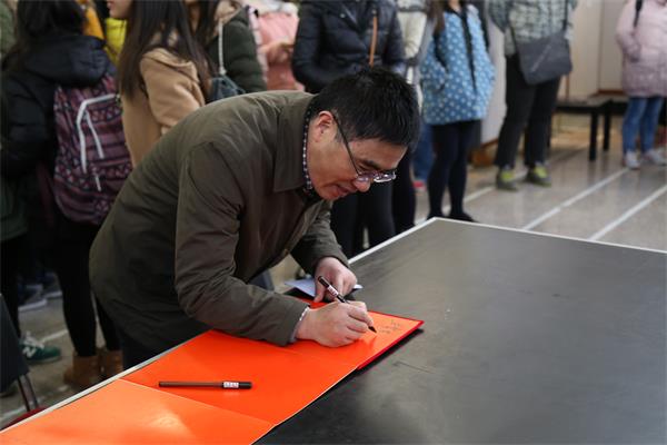 新闻学院举办“敬礼老兵”影像展纪念首个国家公祭日