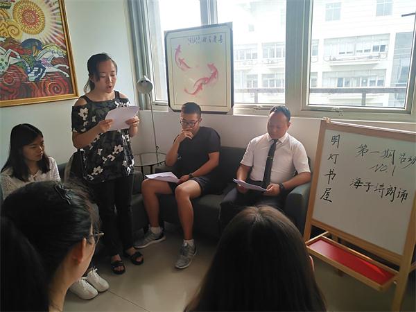 新闻学院2017届毕业生向学院捐赠“明灯书屋”