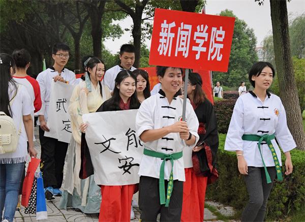 新闻学院创新工作方式喜迎133名新生